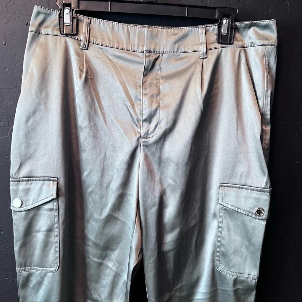 White House black Market women cargo pants Size: 10 Color: Olive Green
